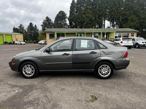 Gray 2005 Ford Focus ZX4 S