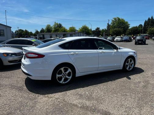 White 2016 Ford Fusion SE