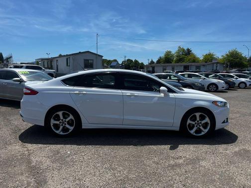 White 2016 Ford Fusion SE