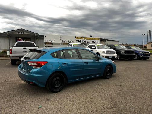 Blue 2017 Subaru Impreza 2.0i