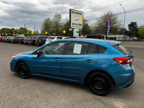 Blue 2017 Subaru Impreza 2.0i