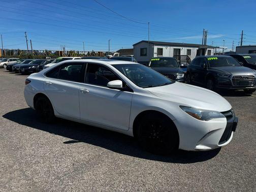 Blizzard Pearl 2016 Toyota Camry SE w/Special Edition Pkg