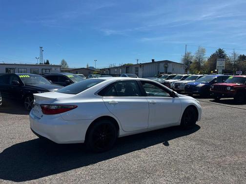 Blizzard Pearl 2016 Toyota Camry SE w/Special Edition Pkg