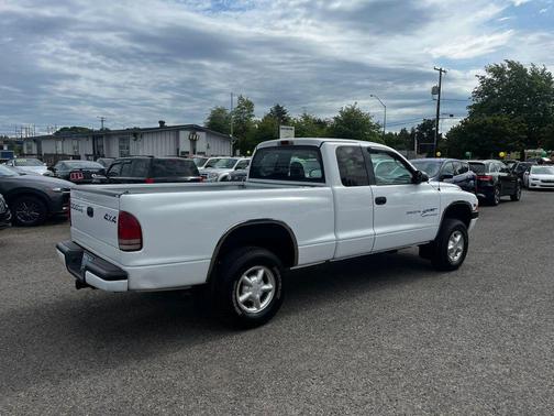White 2000 Dodge Dakota Base