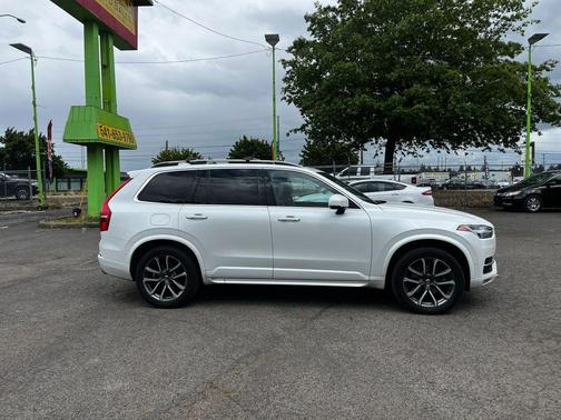 Crystal White Pearl Metallic 2017 Volvo XC90 T6 Momentum