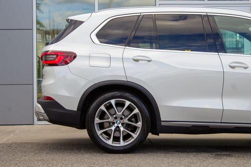 Mineral White Metallic 2023 BMW X5 xDrive40i
