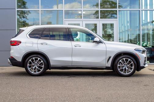 Mineral White Metallic 2023 BMW X5 xDrive40i