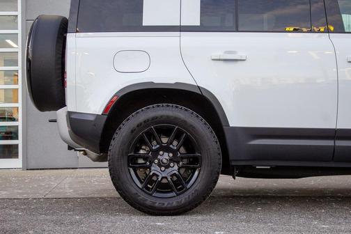 2025 Land Rover Defender 110 P300