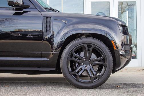 2025 Land Rover Defender 110 V8