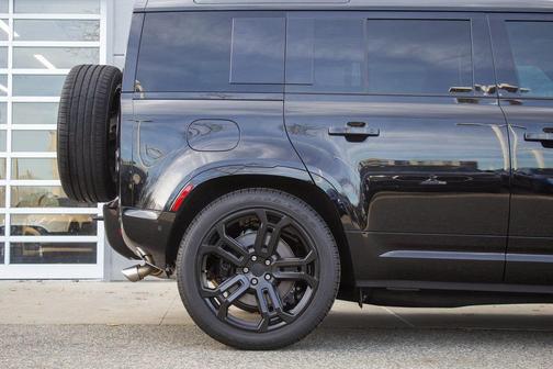 2025 Land Rover Defender 110 V8