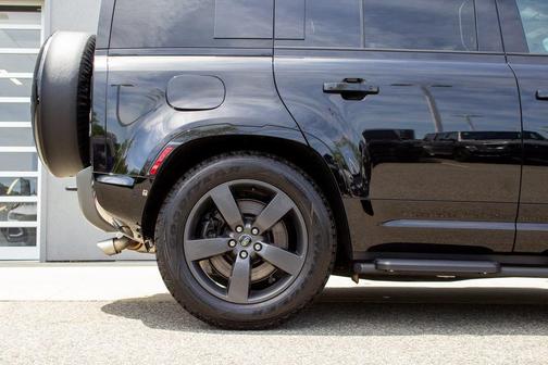 2025 Land Rover Defender 110 V8