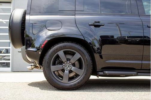 2025 Land Rover Defender 110 V8