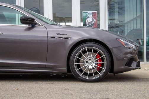 Grigio Maratea Metallic 2024 Maserati Ghibli Modena Ultima Q4