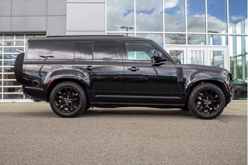 2024 Land Rover Defender 130 P400 Outbound