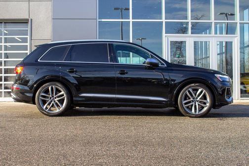 Mythos Black Metallic 2025 Audi SQ7 4.0T Prestige