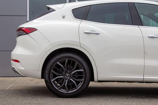 Bianco 2024 Maserati Levante GT Ultima