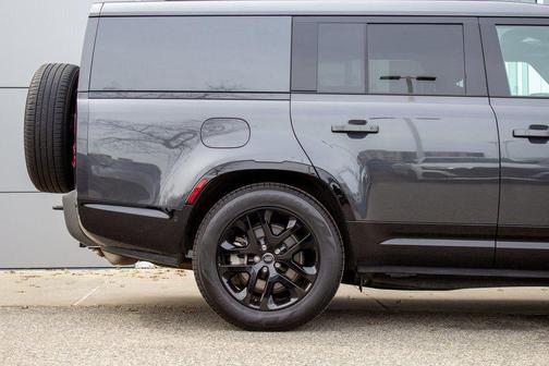 2025 Land Rover Defender 130 P400 Outbound