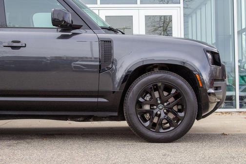 2025 Land Rover Defender 130 P400 Outbound