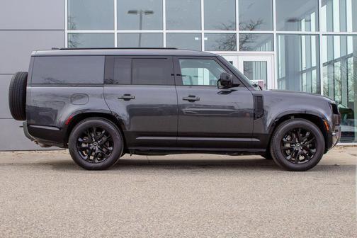 2025 Land Rover Defender 130 P400 Outbound