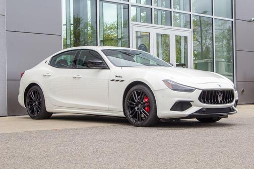 Bianco 2024 Maserati Ghibli Modena Ultima Q4