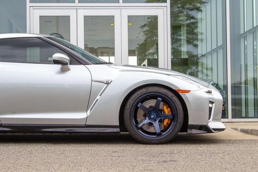 Super Silver QuadCoat 2020 Nissan GT-R Premium Dual-clutch 6-Speed Transmission