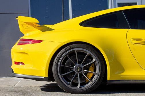 Racing Yellow 2015 Porsche 911 GT3
