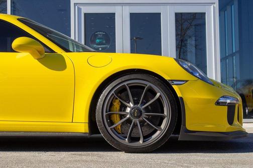 Racing Yellow 2015 Porsche 911 GT3