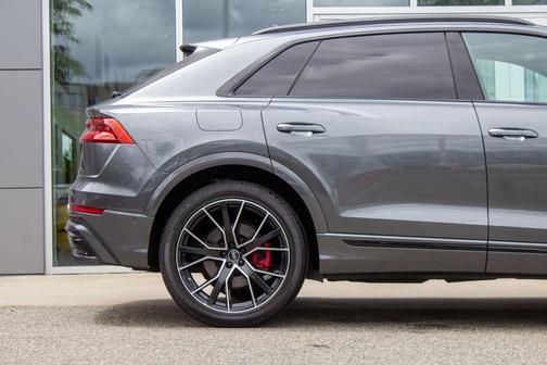 Daytona Gray Pearl Effect 2023 Audi Q8 55 Prestige