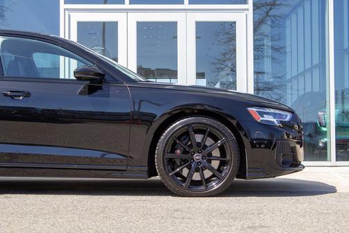 Mythos Black Metallic 2023 Audi S8 4.0T