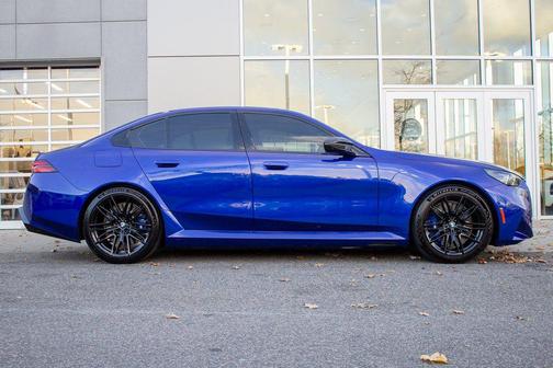 Marina Bay Blue Metallic 2025 BMW M5 Base