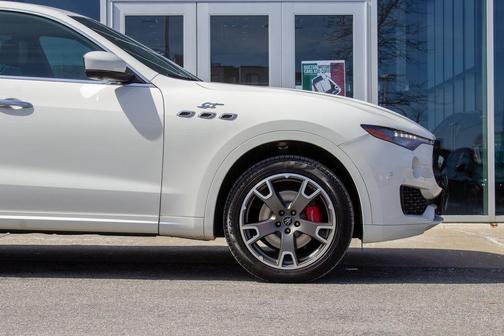 Bianco 2023 Maserati Levante GT