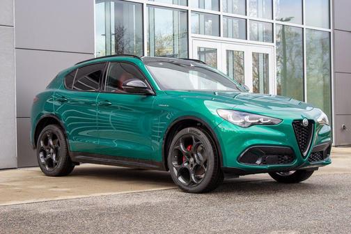 Verde Fangio Metallic 2025 Alfa Romeo Stelvio Sprint AWD