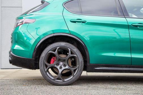 Verde Fangio Metallic 2025 Alfa Romeo Stelvio Sprint AWD