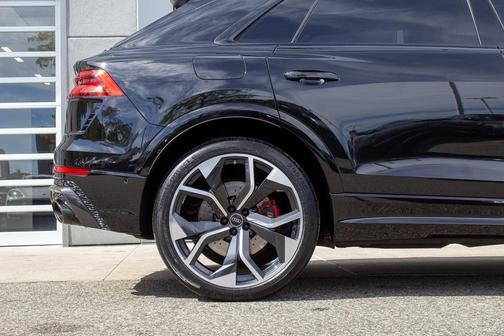 Mythos Black Metallic 2024 Audi RS Q8 4.0T