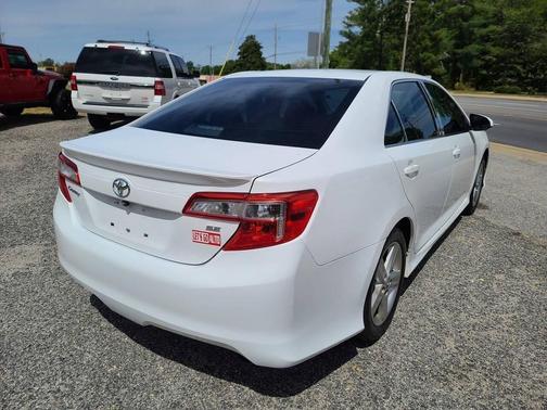 Super White 2013 Toyota Camry SE