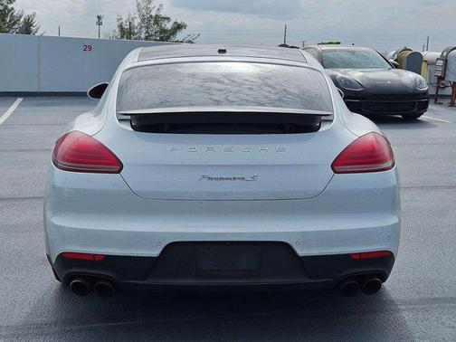2015 Porsche Panamera 4