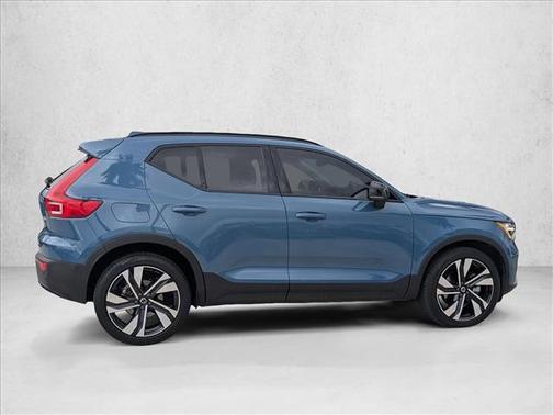 2023 Volvo XC40 B4 Plus Dark Theme