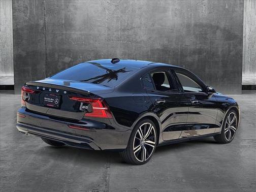 2024 Volvo S60 B5 Plus Dark Theme