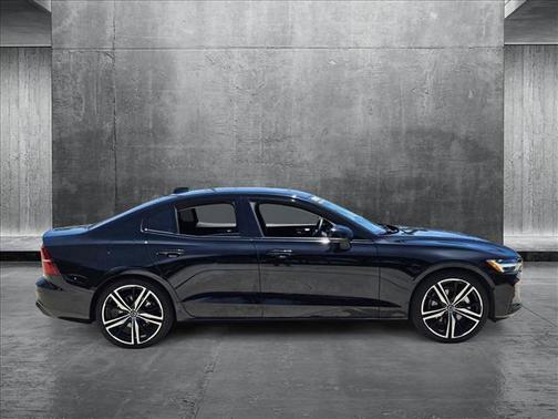 2024 Volvo S60 B5 Plus Dark Theme