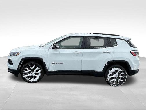 Bright White Clearcoat 2026 Jeep Compass Latitude