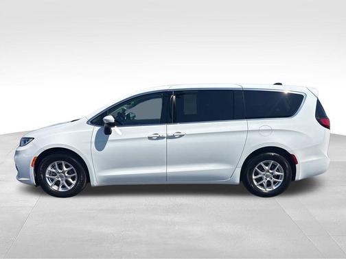 Bright White Clearcoat 2023 Chrysler Pacifica Touring L