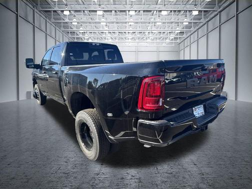 Diamond Black Crystal Pearlcoat 2027 RAM 3500 Big Horn