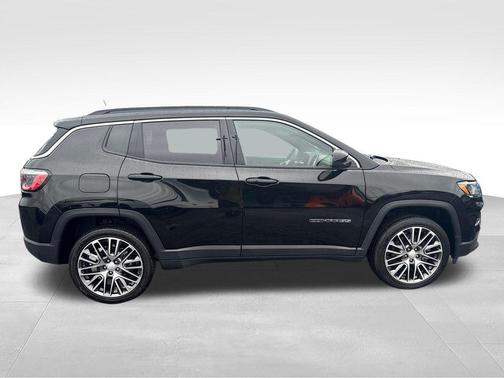 Diamond Black Crystal Pearlcoat 2023 Jeep Compass Limited