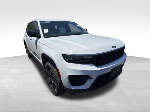 Bright White Clearcoat 2023 Jeep Grand Cherokee Altitude