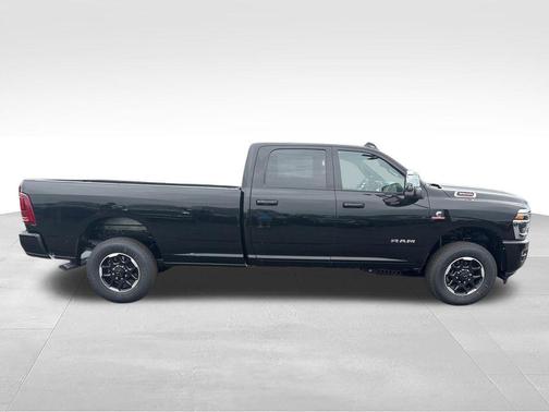 Diamond Black Crystal Pearlcoat 2026 RAM 3500 Laramie Crew Cab 4x4 8' Box
