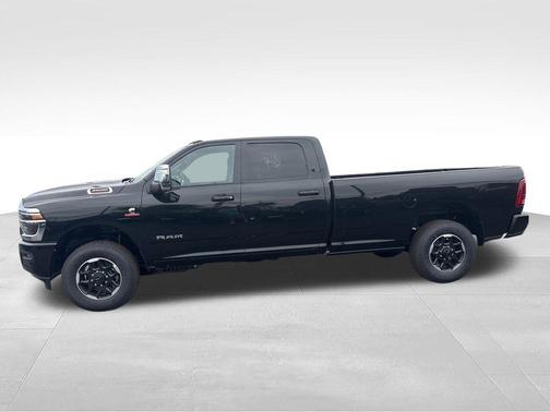 Diamond Black Crystal Pearlcoat 2026 RAM 3500 Laramie Crew Cab 4x4 8' Box