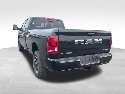 Diamond Black Crystal Pearlcoat 2026 RAM 3500 Laramie Crew Cab 4x4 8' Box