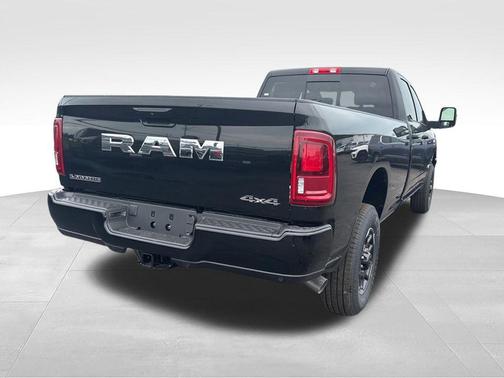 Diamond Black Crystal Pearlcoat 2026 RAM 3500 Laramie Crew Cab 4x4 8' Box