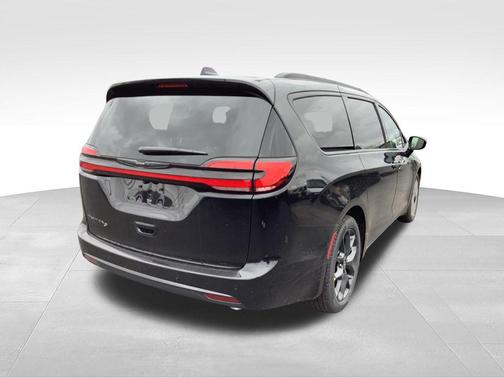 Diamond Black Crystal Pearlcoat 2026 Chrysler Pacifica L