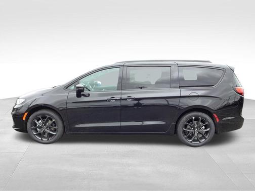 Diamond Black Crystal Pearlcoat 2026 Chrysler Pacifica L